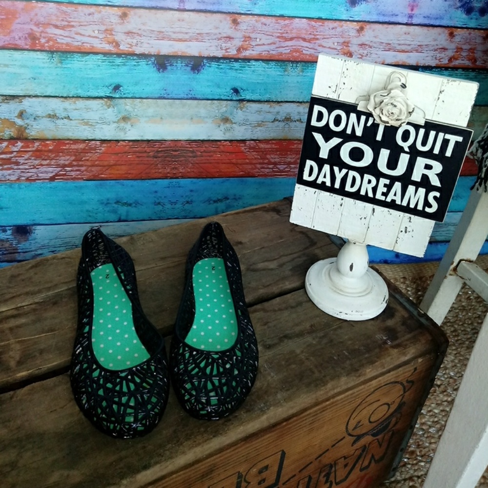 Black jelly flats